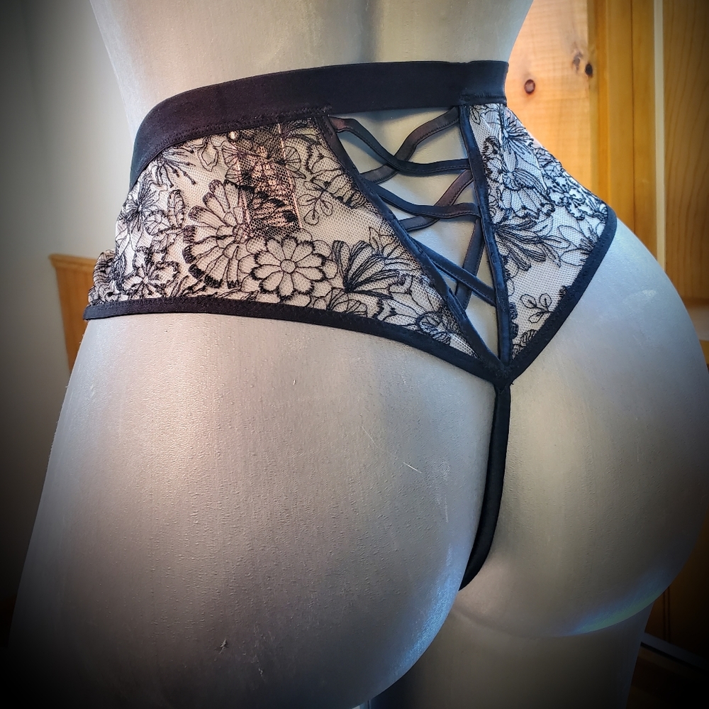 LUXE M Crisscross Embroidered Thong Panty NWT